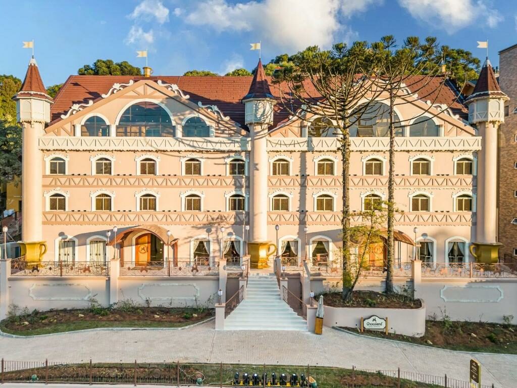 Fachada do Hotel Chocoland em Gramado lembra uma fábrica de chocolate. Foto: Acervo Chocoland.