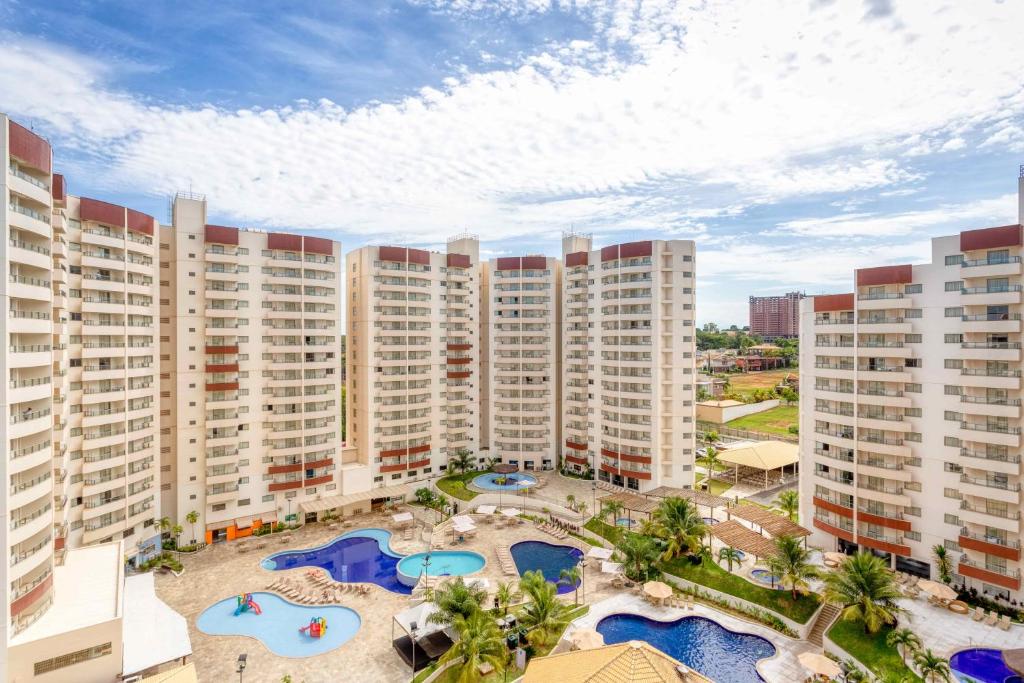 Área de lazer e apartamentos do resort Wyndham Olímpia Royal Hotels. Foto Booking.